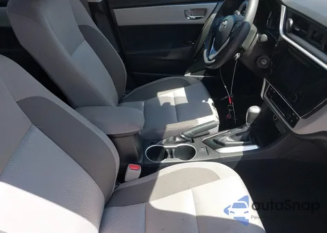 2018 Toyota Corolla L z USA, uszkodzony, nr VIN 2T1BURHE0JC967197